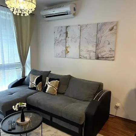 Modern 2-bedroom With Balcony Apartman