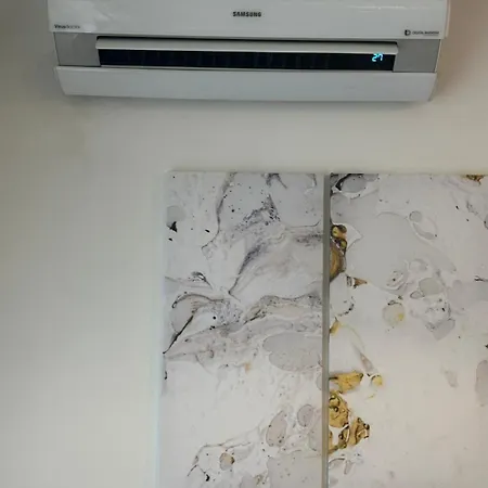 Modern 2-bedroom With Balcony *