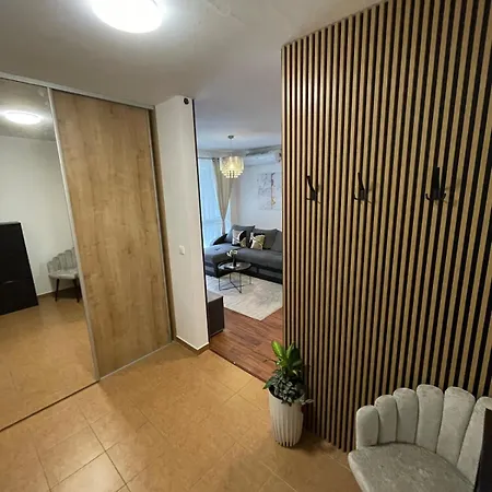 Modern 2-bedroom With Balcony Apartman