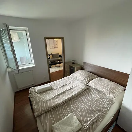 Modern 2-bedroom With Balcony *