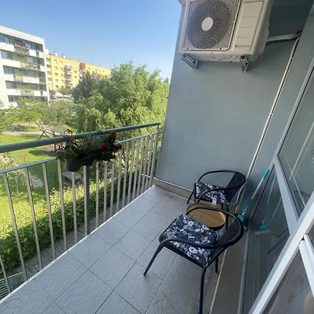 Apartmán Modern 2-bedroom With Balcony *