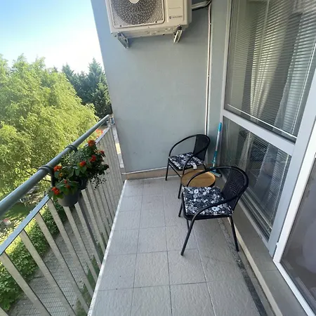 Modern 2-bedroom With Balcony