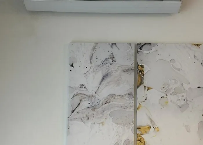 Modern 2-bedroom With Balcony *